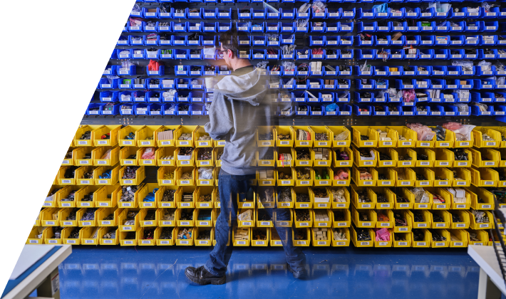 Las piezas y los suministros en stock para mantener sus máquinas funcionando de manera eficiente.