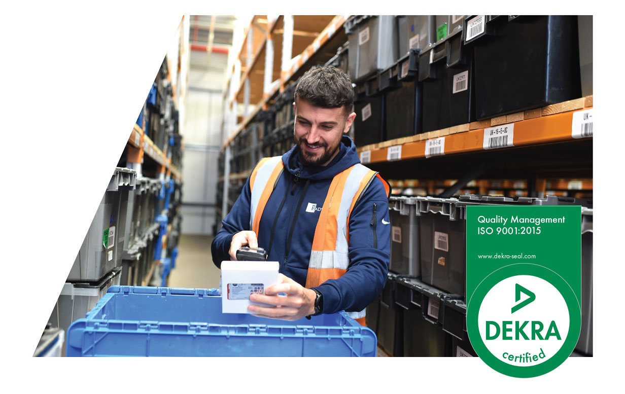 Certificado ISO y logotipo del globo terráqueo