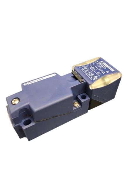 TELEMECANIQUE SENSORS XS8C4A4PCN12