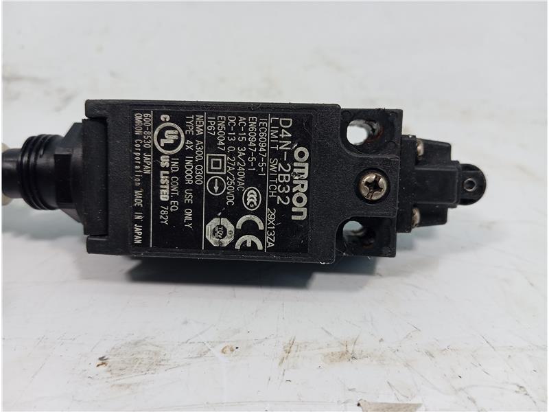 OMRON D4N-2B32